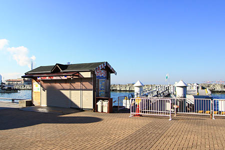 乗船券売場と桟橋