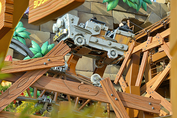 レールのないところを疾走するジェットコースター